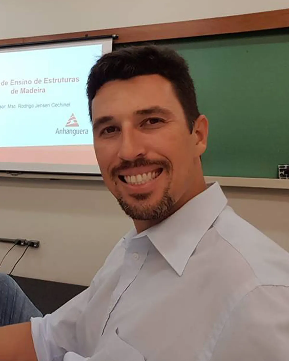 Rodrigo Jensen Cechinel ministrando aula sobre estruturas de madeira